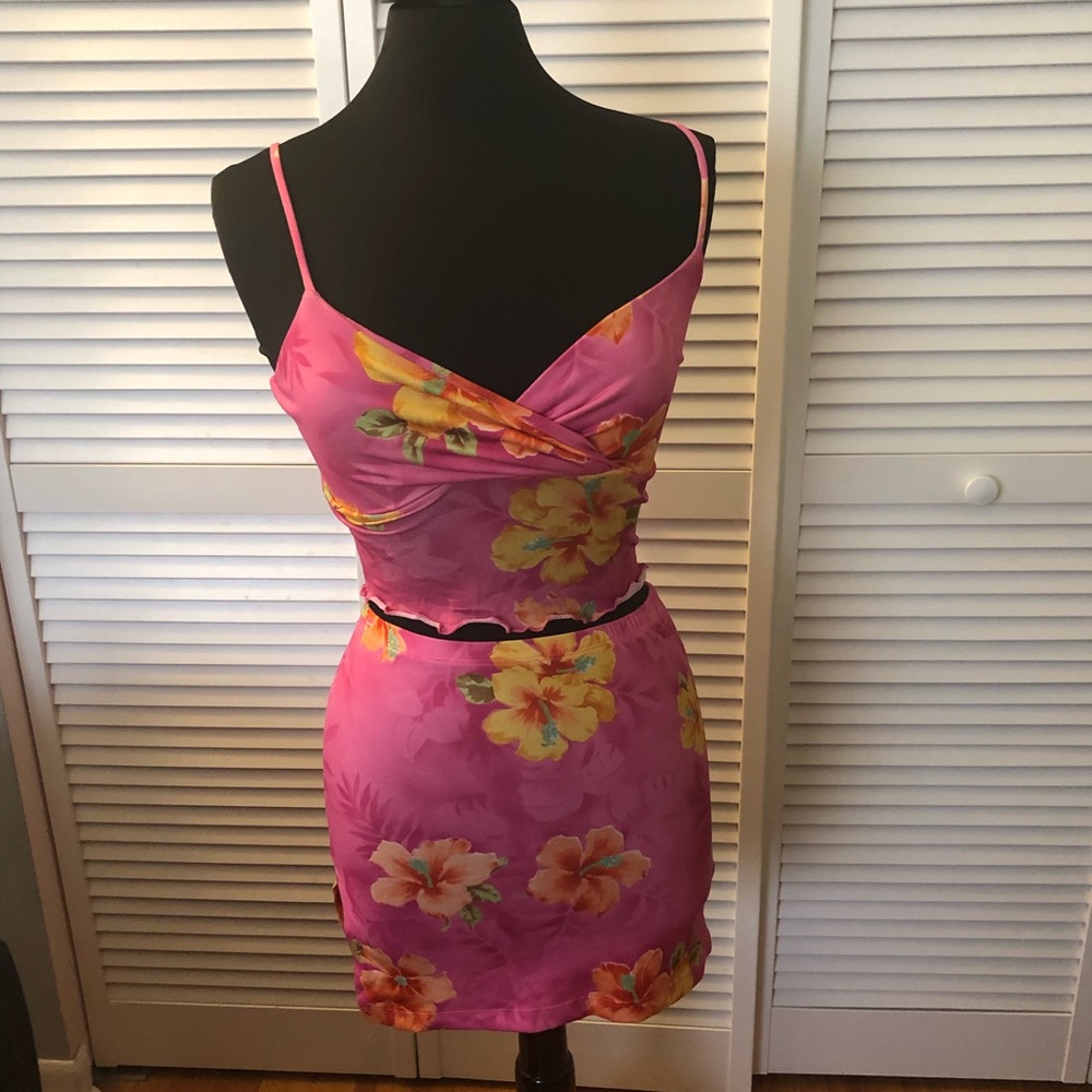 Super cute two-piece pink island flower outfit